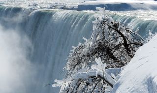 Ниагарският водопад замръзна (ВИДЕО)