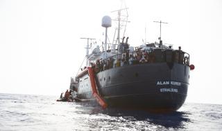 Кораб спаси мигранти в Средиземно море