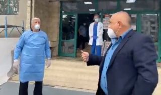Премиерът се срещна със заразения с COVID-19 кмет на Пловдив (ВИДЕО)