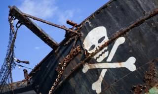 Екшън в Сомалия! Пирати откриха огън по военни