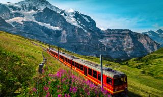 Швейцария се бори за рекорд за Гинес за най-дългия пътнически влак (ВИДЕО)