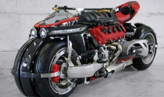 Чудовищният мотоциклет с V8 от Maserati в действие