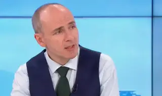 Доц. Петър Чолаков:  Това, което обединява Борисов и Пеевски, е общият враг - Румен Радев