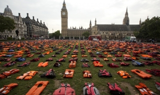 "Гробище на спасителните жилетки" пред британския парламент (снимки)