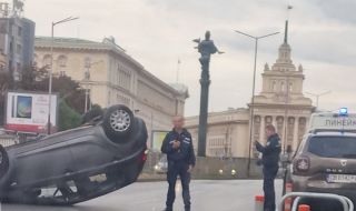 Кола се обърна по таван срещу Партийния дом в столицата