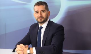 Слави Василев: Реалният контрапункт на Борисов е президентът Румен Радев, а не Кирил Петков 