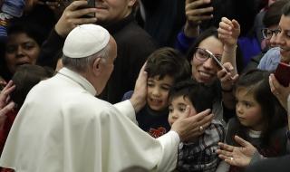 Папата дарява 50 хил. евро за пострадалите на Лесбос 