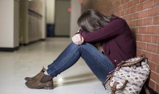 Ученичка се самоуби в тоалетната на училище