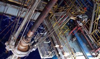 Бурно море глътна нефтена платформа