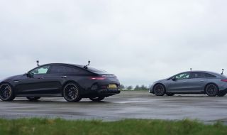 Два от най-мощните Mercedes-и се изправят един срещу друг, за да решат модерния спор (ВИДЕО)