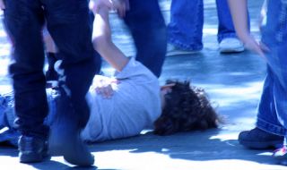 Младежи ритаха в главата момче, трети снима