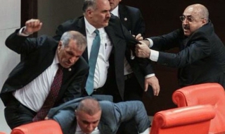 Депутати се млатиха в турския парламент (видео)