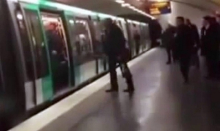 Фенове на Челси спряха чернокож да се качи в метрото (ВИДЕО)