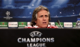 Треньорът на Бенфика нападна полицаи (видео)