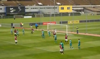 Вкарах гол с... дупе (ВИДЕО)