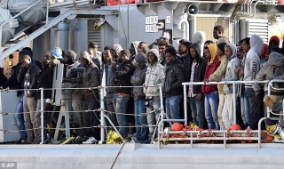 Стотици бежанци се удавиха край либийския бряг (Видео)