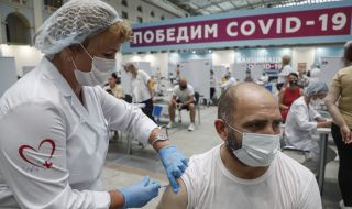 Страхът от задължителната ваксинация е по-голям от страха от самия вирус в Русия