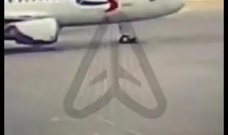 Самолет прегази техник на летището в Екатеринбург ВИДЕО