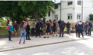 Протест пред църква в Пловдив! Жители: Примамват децата ни с бонбонки и ягоди