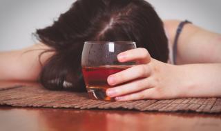Защо жените са по-податливи на алкохолизъм
