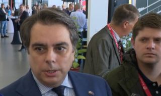 Асен Василев поряза пенсионерите за коледните добавки 