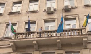 Скандал в СОС: Общински съветник опита да махне украинското знаме от сградата на Столична община