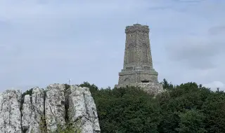 Стотици българи се събират край Паметника на свободата на връх Шипка, за да отбележат националния празник на България