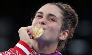 Екзекуторката на Станка раздава коли