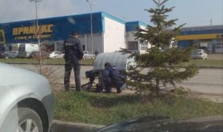 Полицаи залягат зад кофа за боклук с новите камери