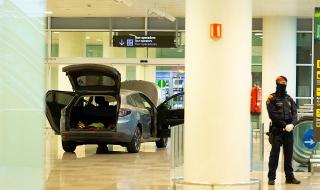 С ислямистки викове двама албанци атакуваха с кола летището в Барселона