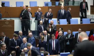 Партиите, подкрепящи управлението, искат извънредни заседания на парламента в понеделник и вторник