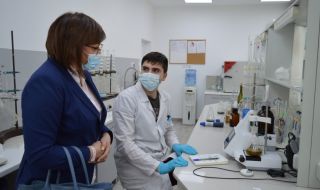 Вместо в Северна Македония Нинова отиде в лаборатория за вино, алкохол и етерични масла