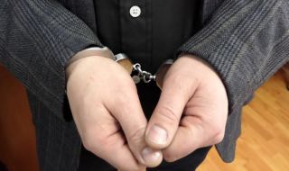 Доживотен затвор за полицая, убил родителите си