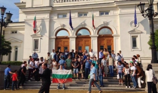 Протестиращите с прощална снимка пред парламента