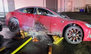 Tesla Model S се запали пред сервиз на марката