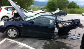 Трима с опасност за живота след катастрофи