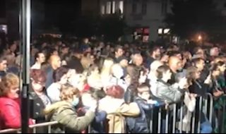 По време на пандемия стотици хора се струпаха без маски на концерт в Берковица