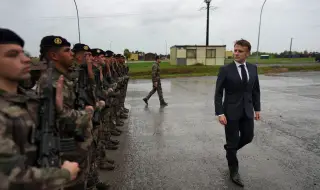 Macron inspects Ukrainian troops 