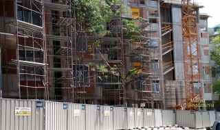 Повече жилищни сгради, но по-малко апартаменти