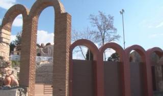 Махат пластмасовите арки от амфитеатъра в Несебър