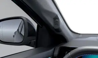 Дискретното око на Renault: Защо новите модели имат камера на А-колоната?