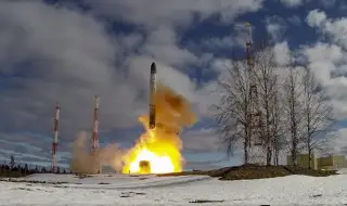 Русия демонстрира конвенционална и ядрена военна мощ по време на учения, с които повишава напрежението с НАТО