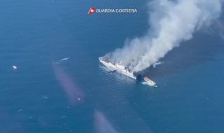 Българин е блокиран в горящия ферибот край Корфу