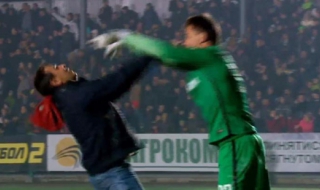 Нахален фен провокира вратарска агресия (Видео)