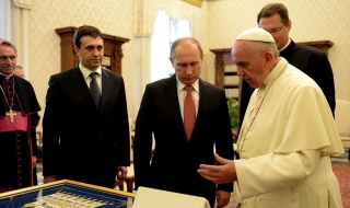 Папата подари на Путин медал с ангел миротворец