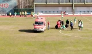Кошмарен инцидент в Трета лига: Едва спасиха футболист, получи епилептичен припадък, по време на мач