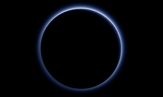 Сини мъгли се стелят над Плутон