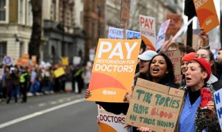 Младшите лекари в Англия започват мащабна стачка