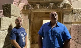 Борисов се снима до труден за "изчегъртване" паметник