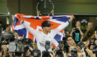 Люис Хамилтън триумфира в Китай